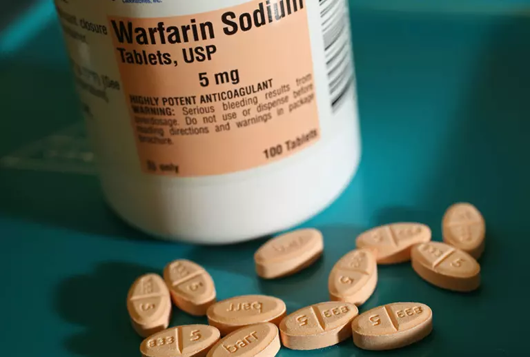 Warfarin là thuốc chống đông máu nhóm kháng vitamin K phổ biến.webp